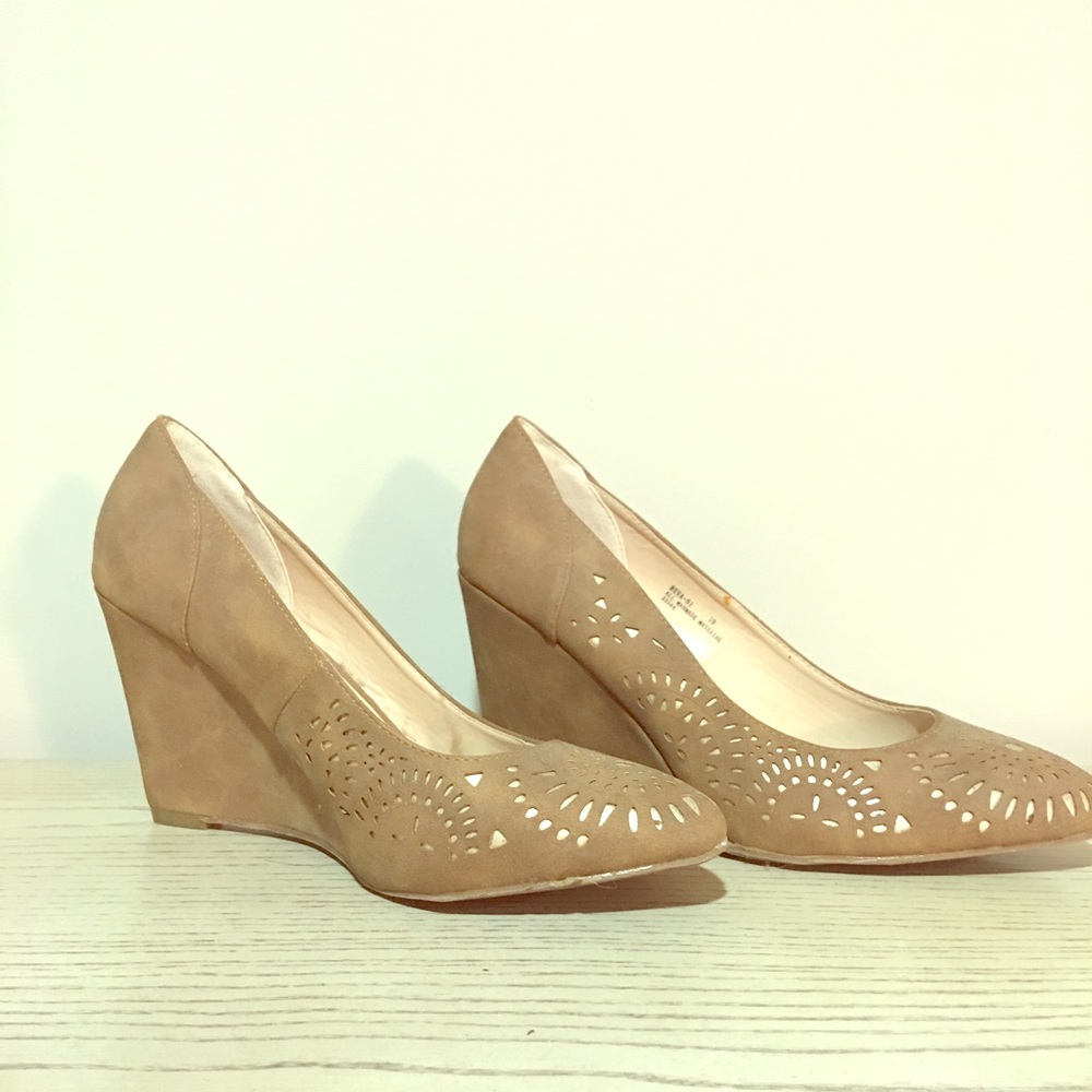 Women’s Tan wedges